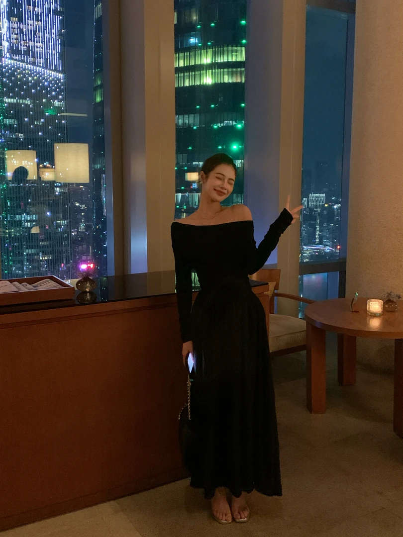 法式优雅气质御姐风一字领露肩性感连衣裙秋冬显瘦收腰中长款裙子