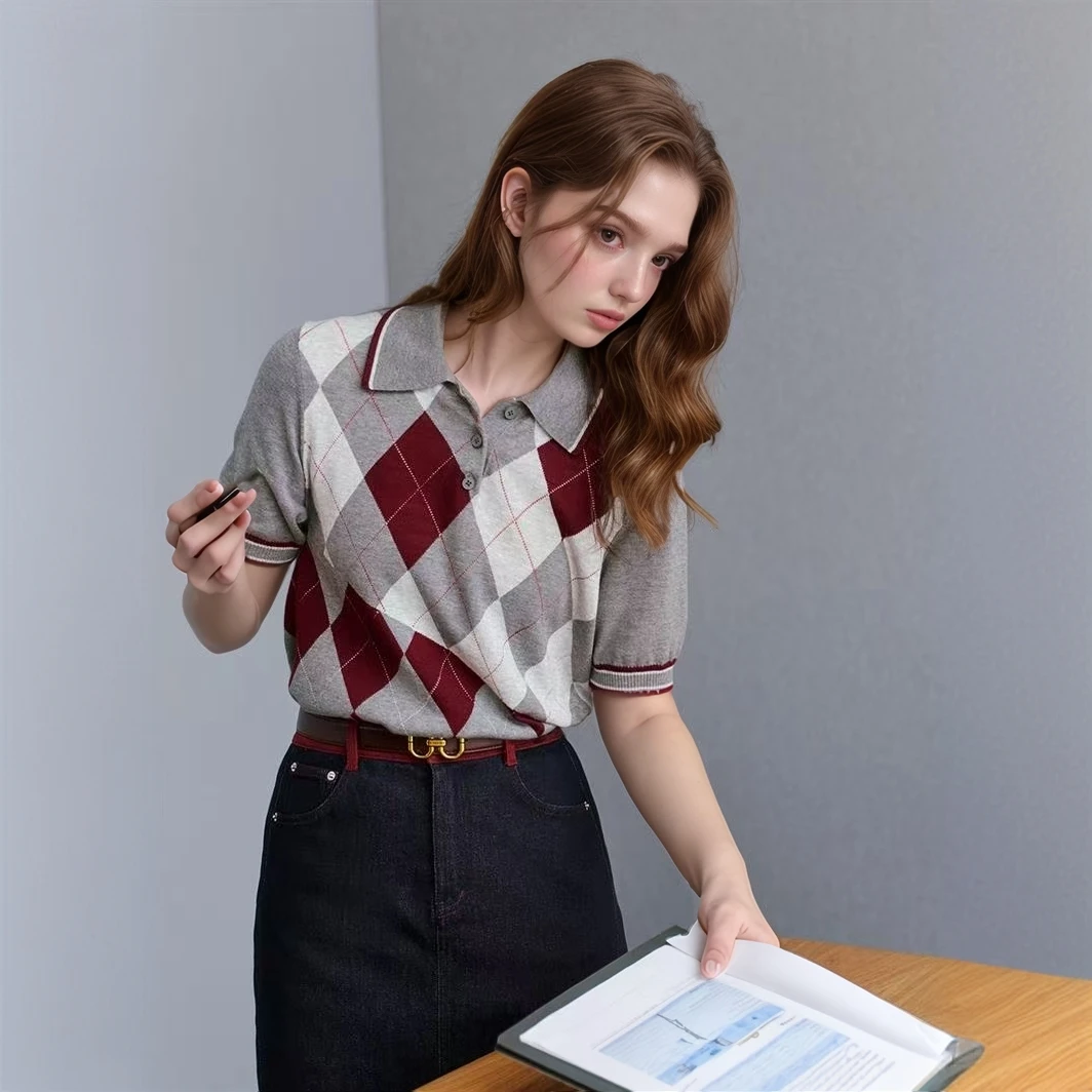 ​EY 雅家2025早秋新款女装 英伦风减龄撞色设计格纹polo领针织衫