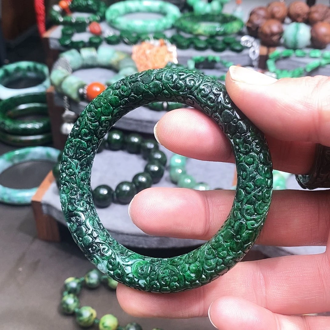 未镶嵌手镯翡翠漂亮美眉