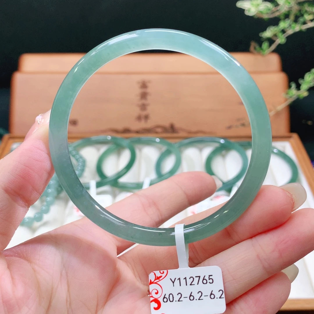 翡翠手镯未镶嵌天然