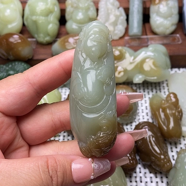 和田玉未镶嵌把件