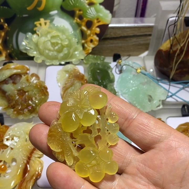 隔***刘蛇纹石玉未镶嵌颈饰