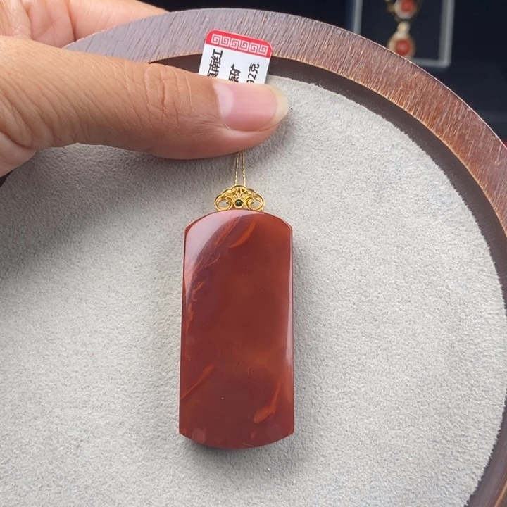 南红玛瑙18K金镶嵌吊坠