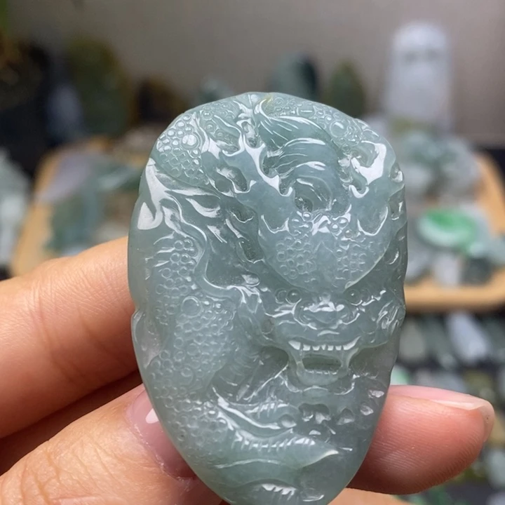 翡翠未镶嵌颈饰龙牌