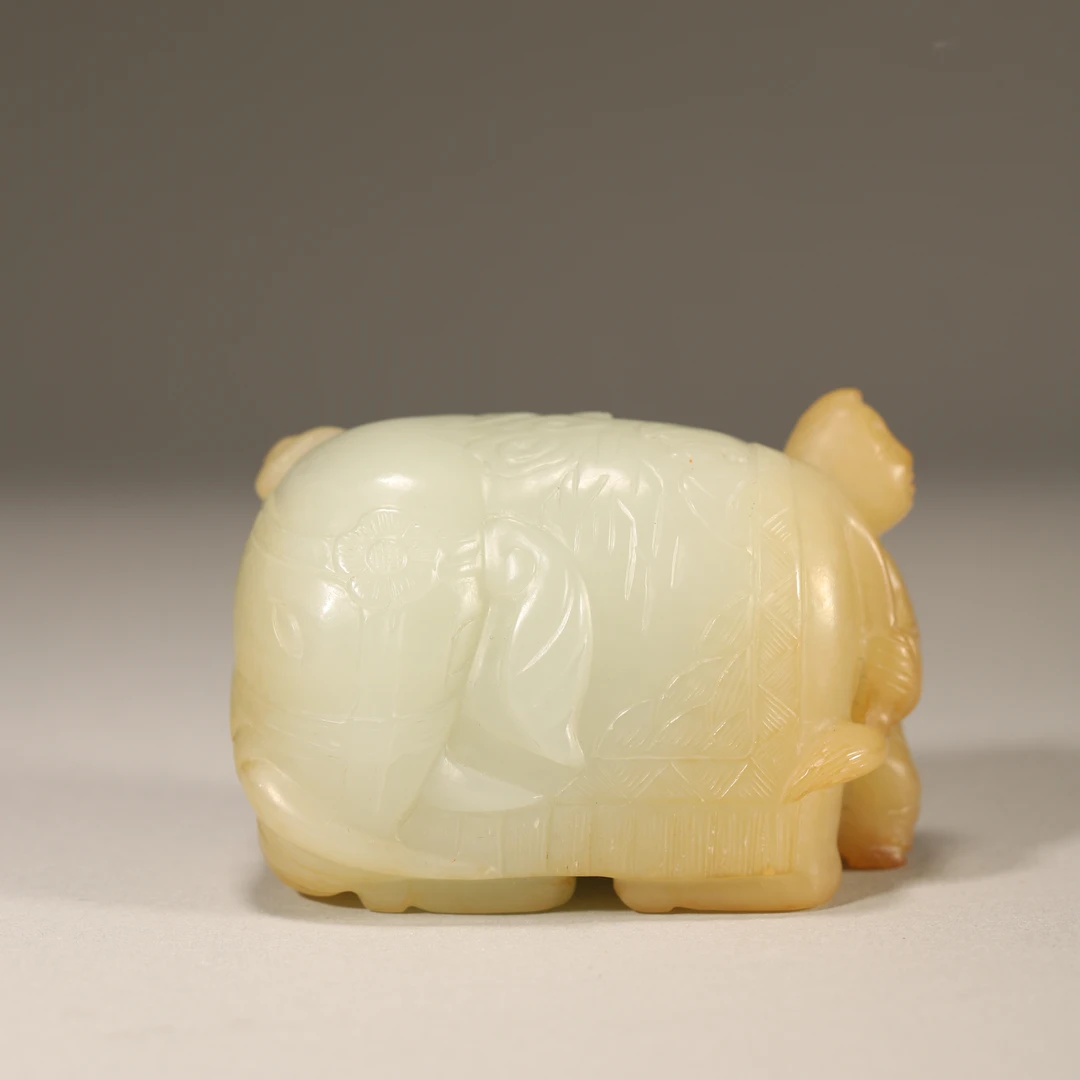 Lot13清代 和田玉童子戏像摆件