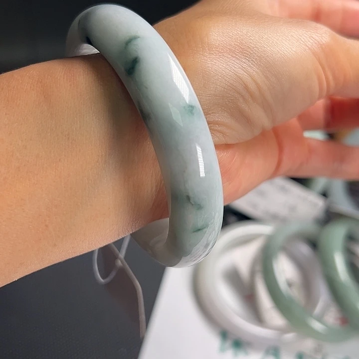 翡翠未镶嵌手镯纯天然缅甸A货翡翠牛奶底飘花58