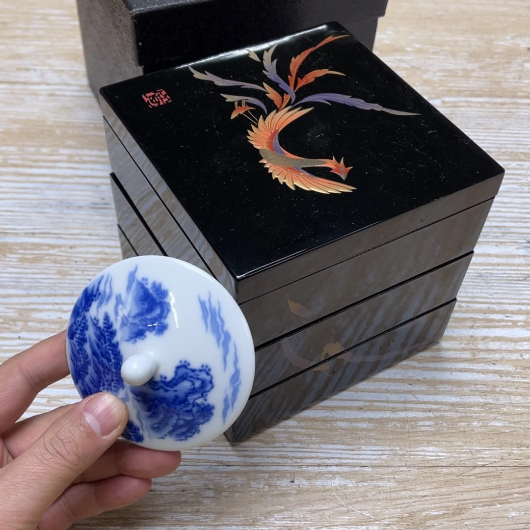 瓷片密密麻麻地排列着一个