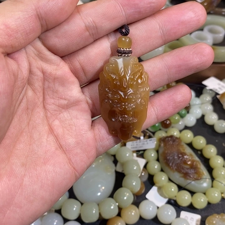 颈饰未镶嵌和田玉新疆且末金山矿糖白瑞兽挂件
