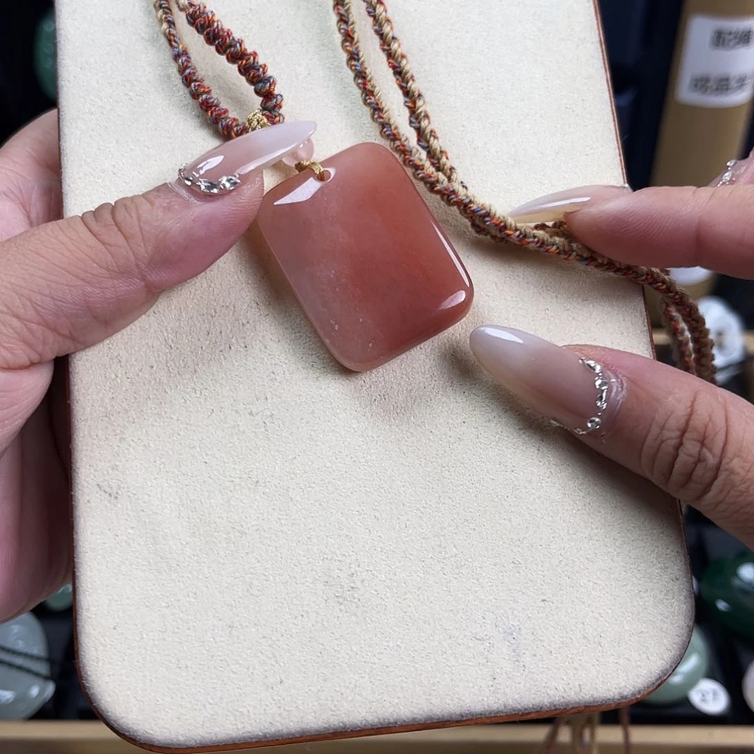 颈饰未镶嵌石英质玉?