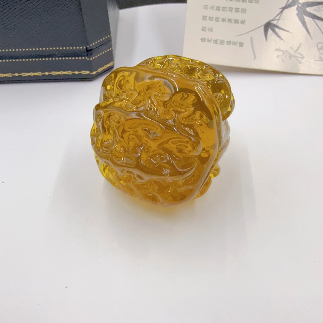 4521  黄色雕刻核桃手把件百搭多样性发货