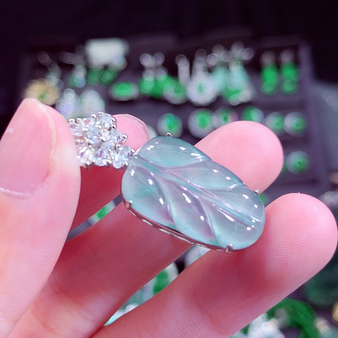 翡翠未镶嵌颈饰挂件