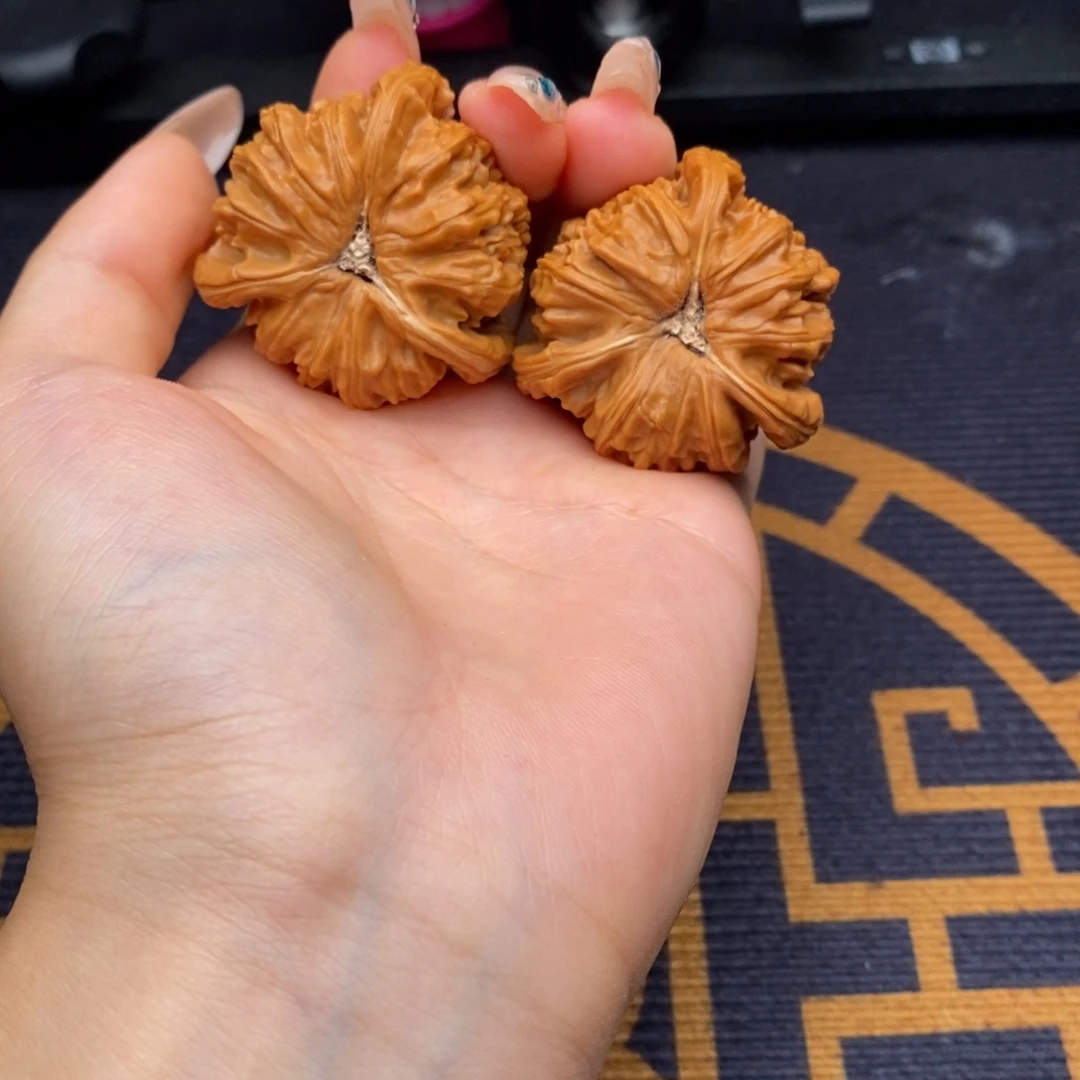 天***空文玩核桃吊坠白狮子