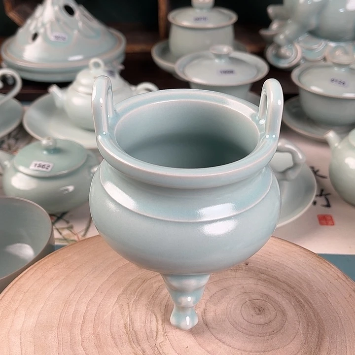 杯鼎式炉微瑕原产地青鸾汝瓷