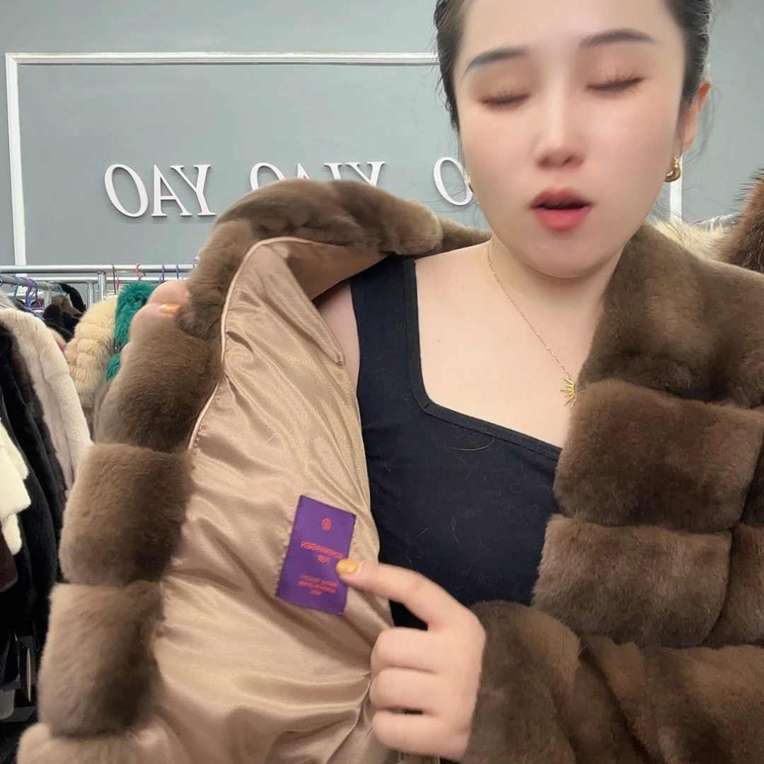 女装大号也可以搭配黑色外套