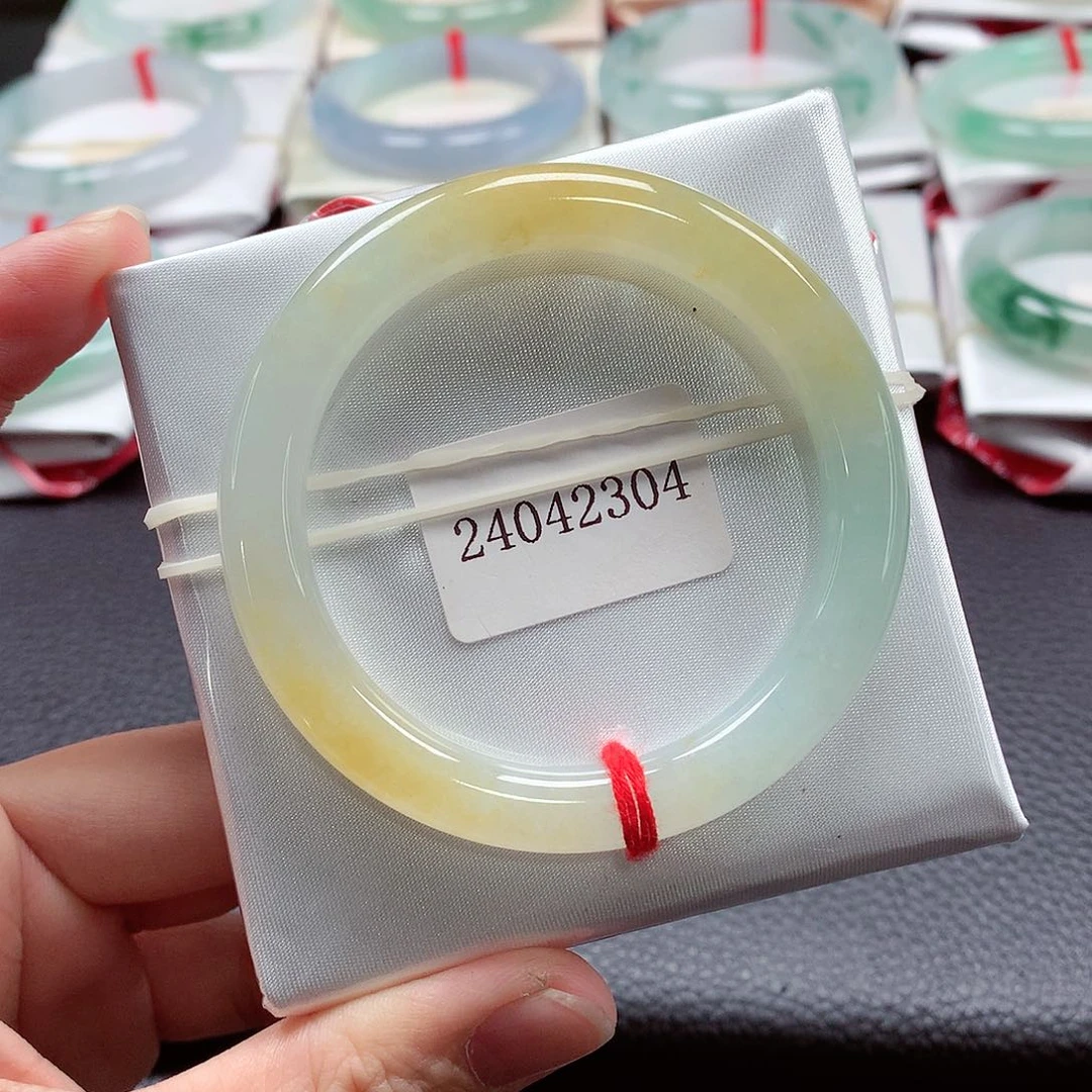 翡翠手镯（圆镯）未镶嵌天然A货翡翠