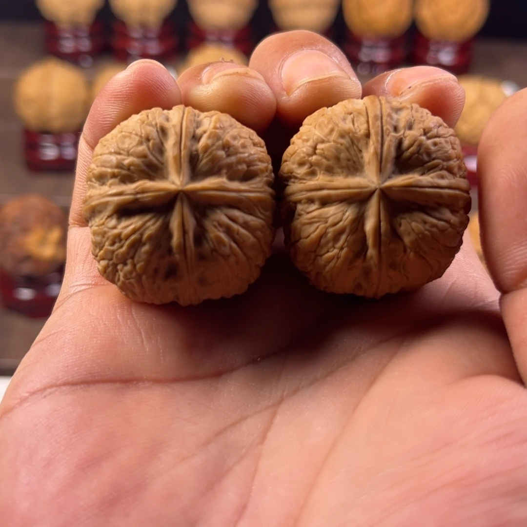 文玩核桃把件荔枝纹四棱