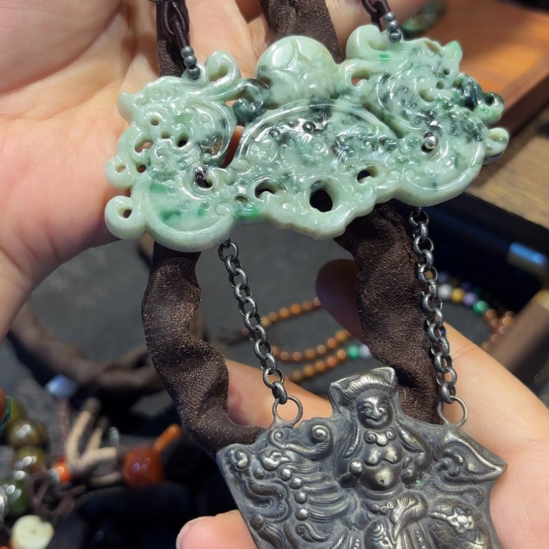 翡翠未镶嵌颈饰我