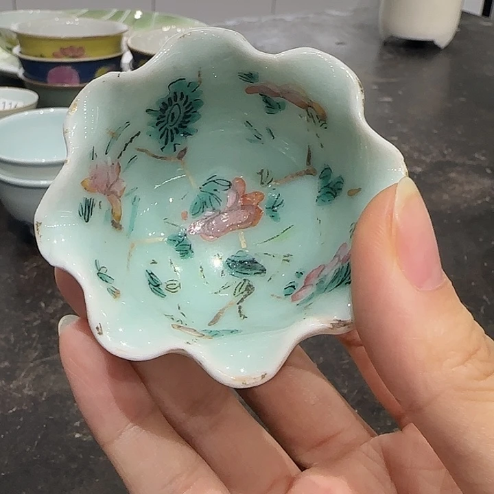 魅**言粉彩花口杯，口沿飞皮