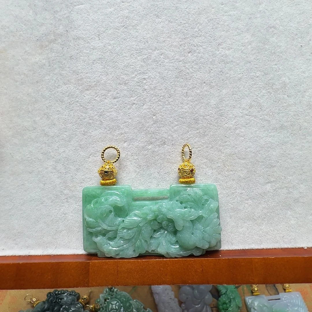 翡翠未镶嵌吊坠(赠链)