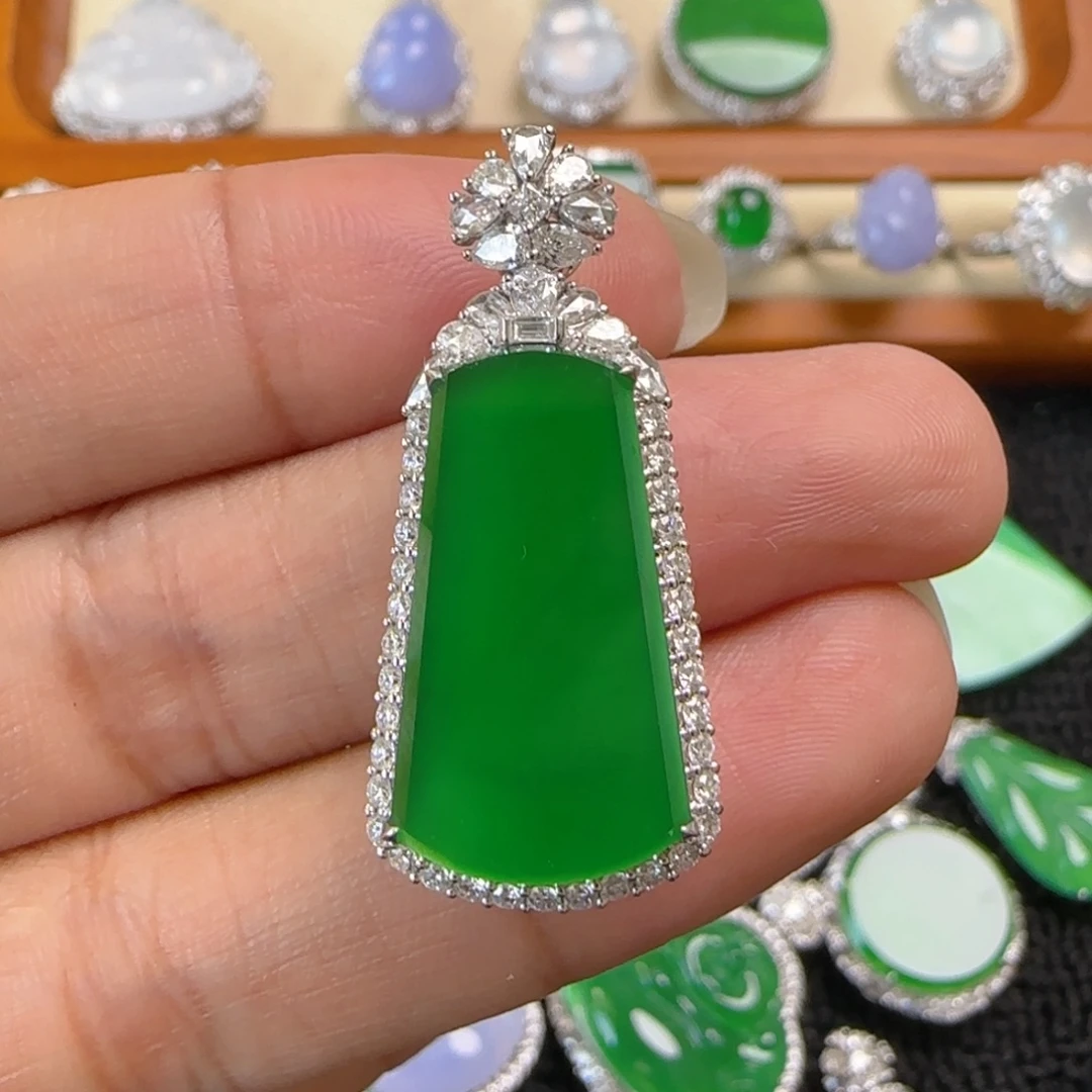 翡翠18K金镶嵌颈饰吊坠