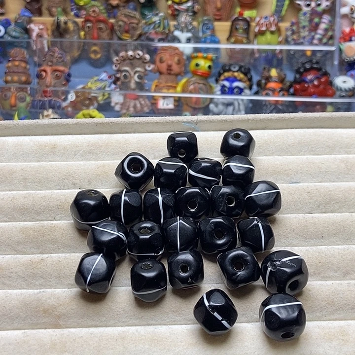 琉璃颈饰黑色异形珠随机一个