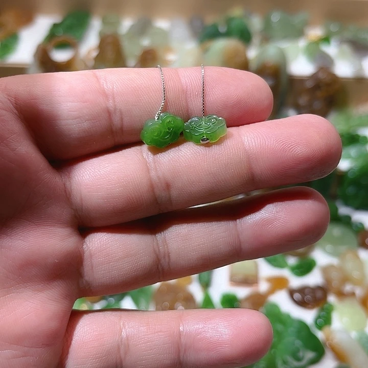 颈饰未镶嵌和田玉（碧玉）