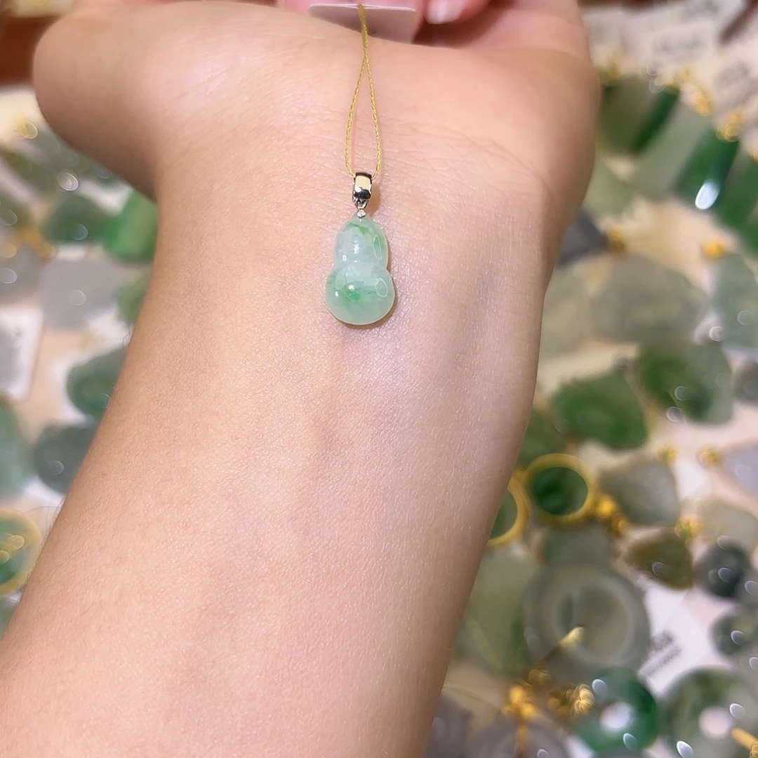 小***️翡翠18K金镶嵌颈饰葫芦