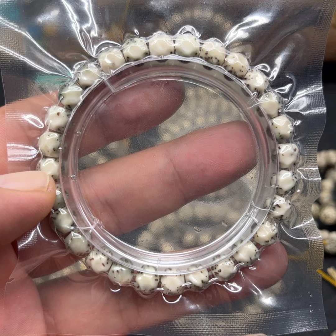手串星月菩提8✖️7手雕无相河豚 半壁留白 绿背 石玉料单圈