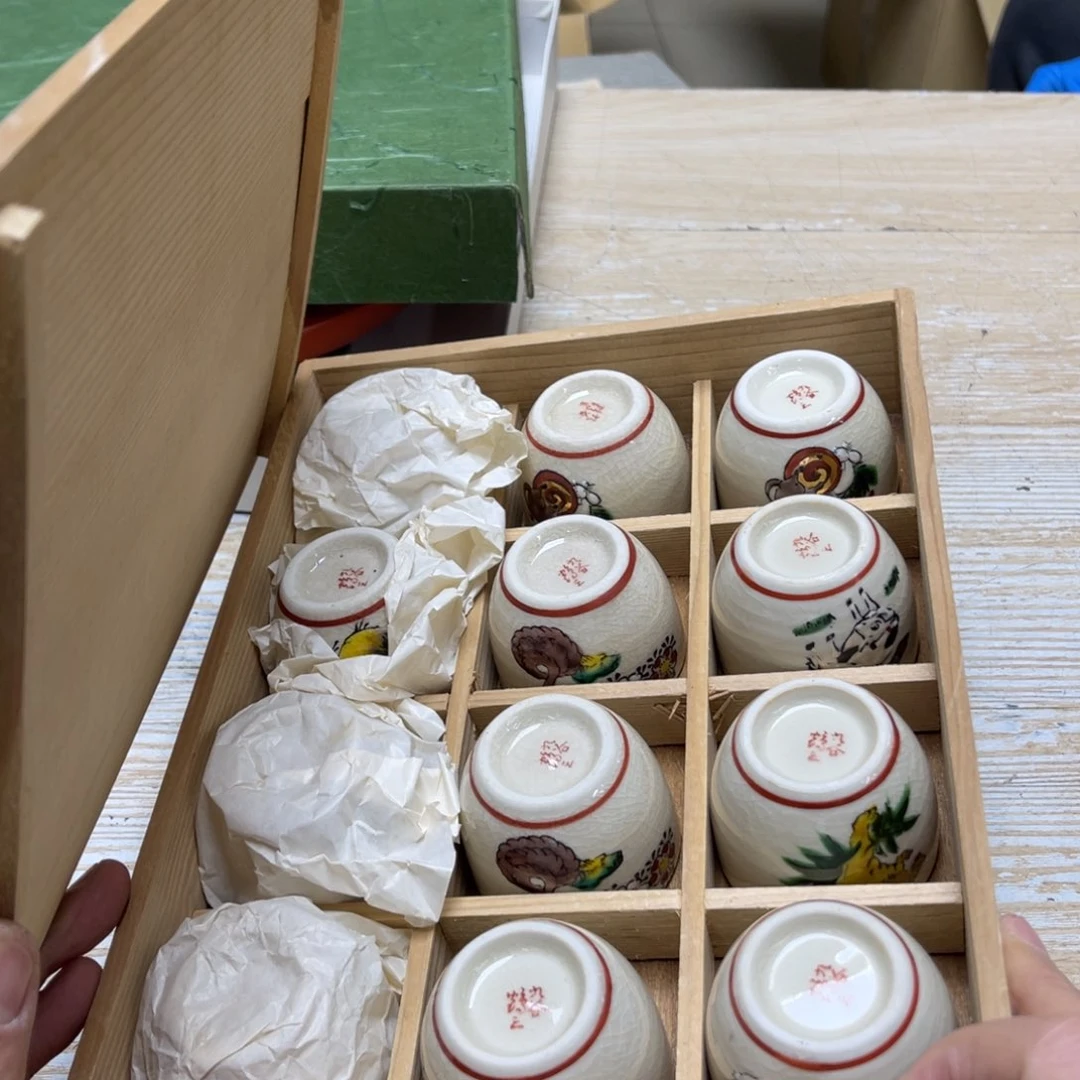 瓷片自*密密麻麻地排列着一个