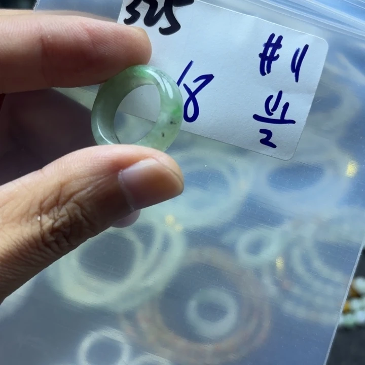 颈饰未镶嵌翡翠戒指