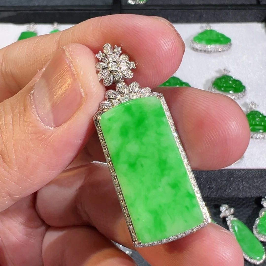 【闪购商品】翡翠吊坠(不含链)18K金镶嵌