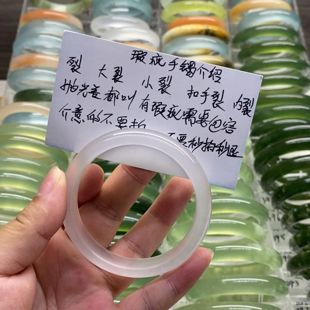 未镶嵌手镯石英岩玉有瑕