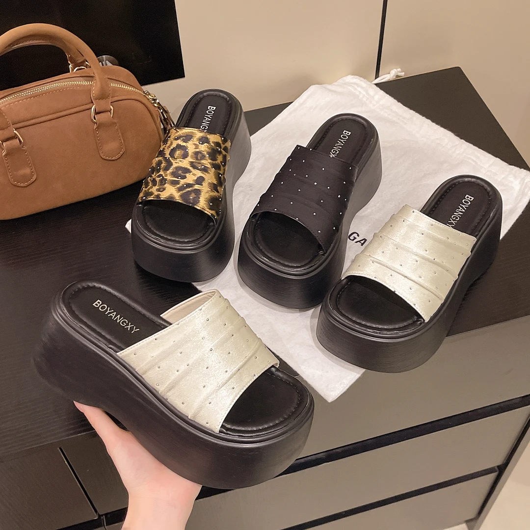 8CM厚底增高夏季新款时尚网红外穿防滑褶皱百搭休闲软底拖鞋女