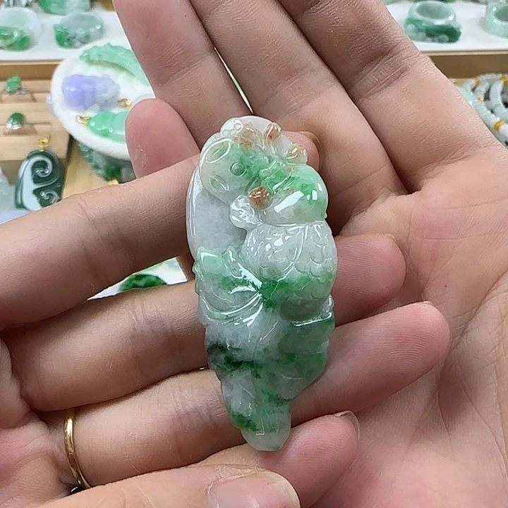 翡翠未镶嵌颈饰黄加绿金鱼