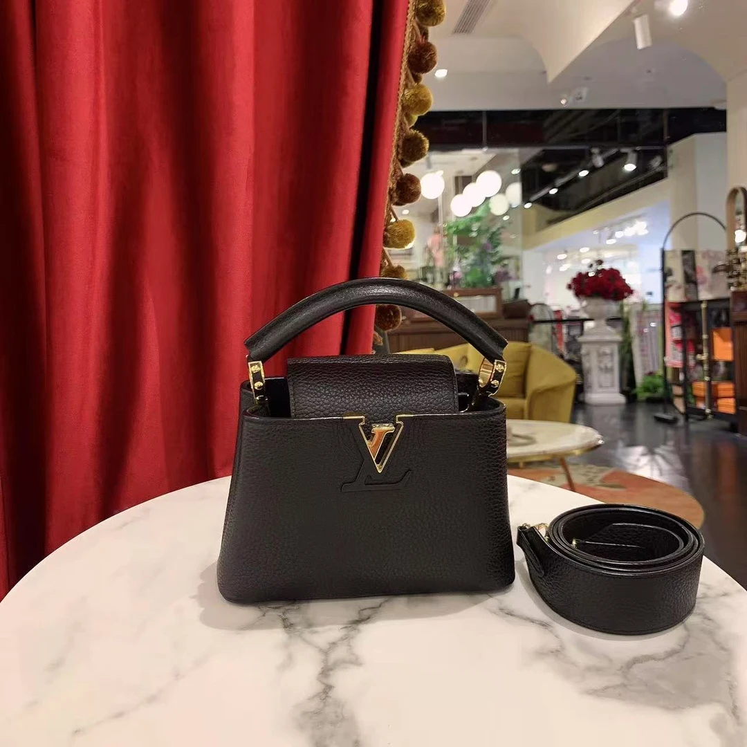 95新 LouisVuitton/路易威登 Capucines mini黑金单肩包/77949380