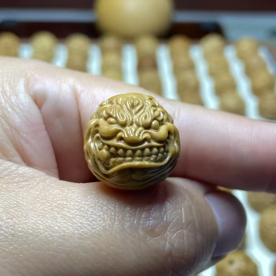 18左右猴头核头，烟鬼恶僧（有正常封口线）文玩核桃