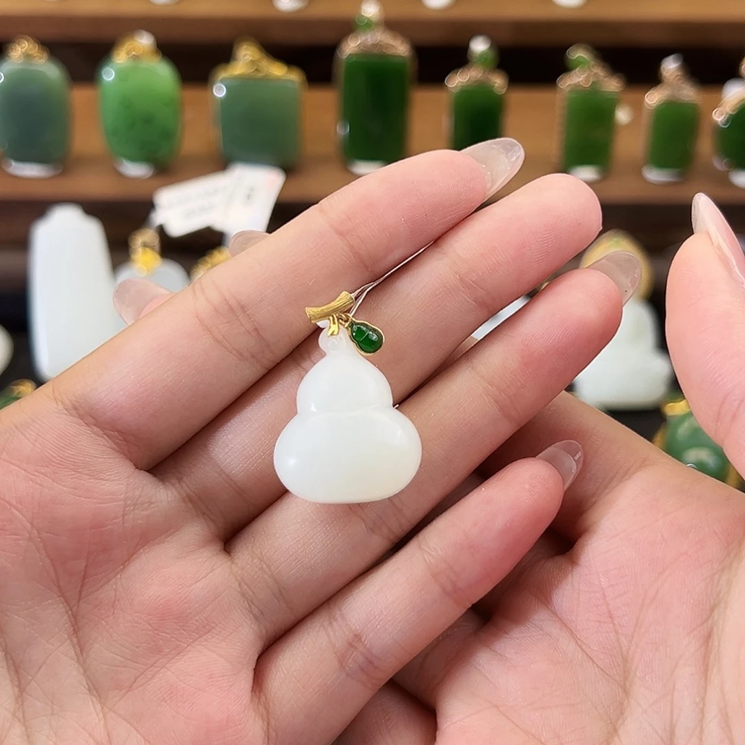 S***i吊坠(不含链)18K金镶嵌和田玉