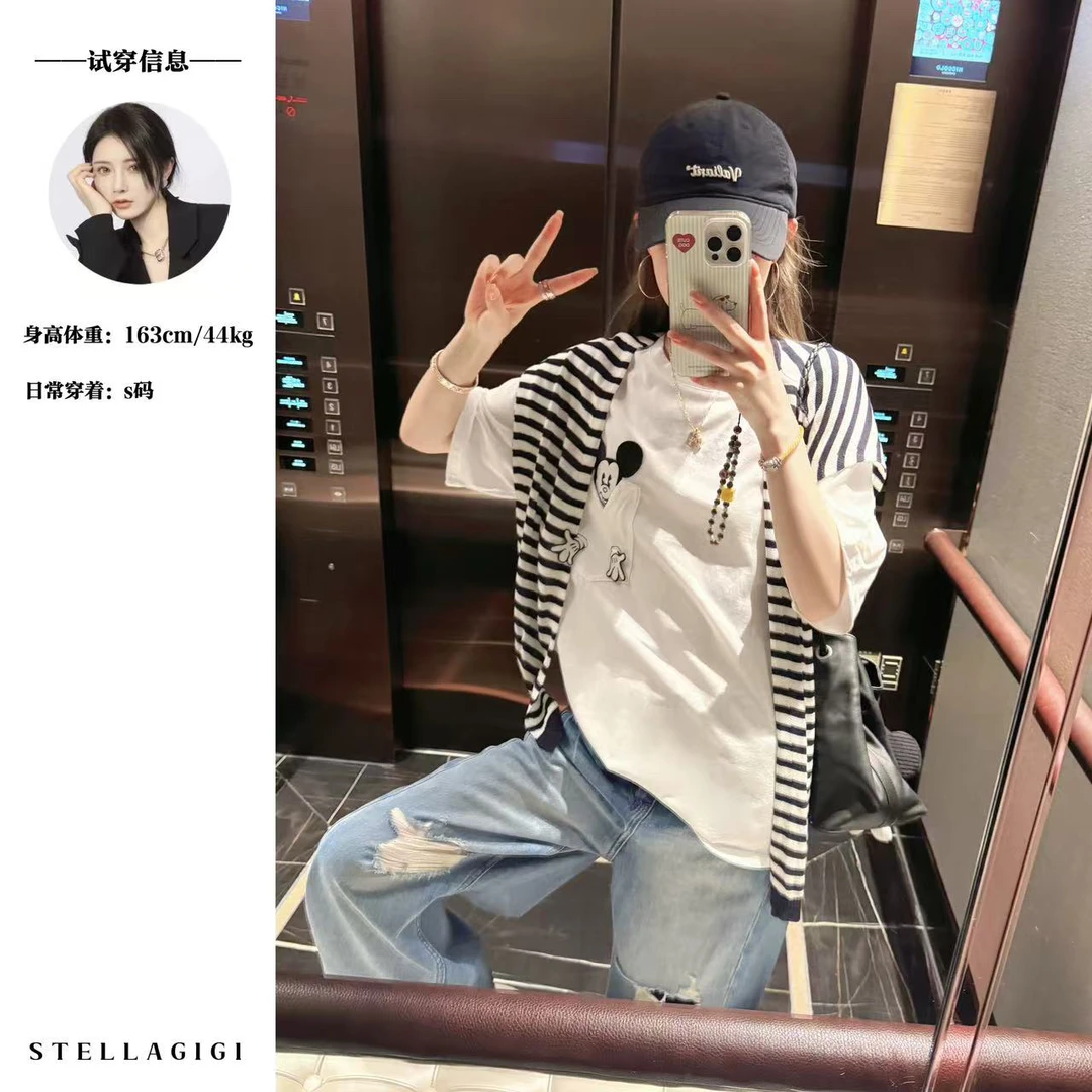 SG / 杨依姗 SS刺绣米奇贴兜印花圆领短袖T恤T-20251177