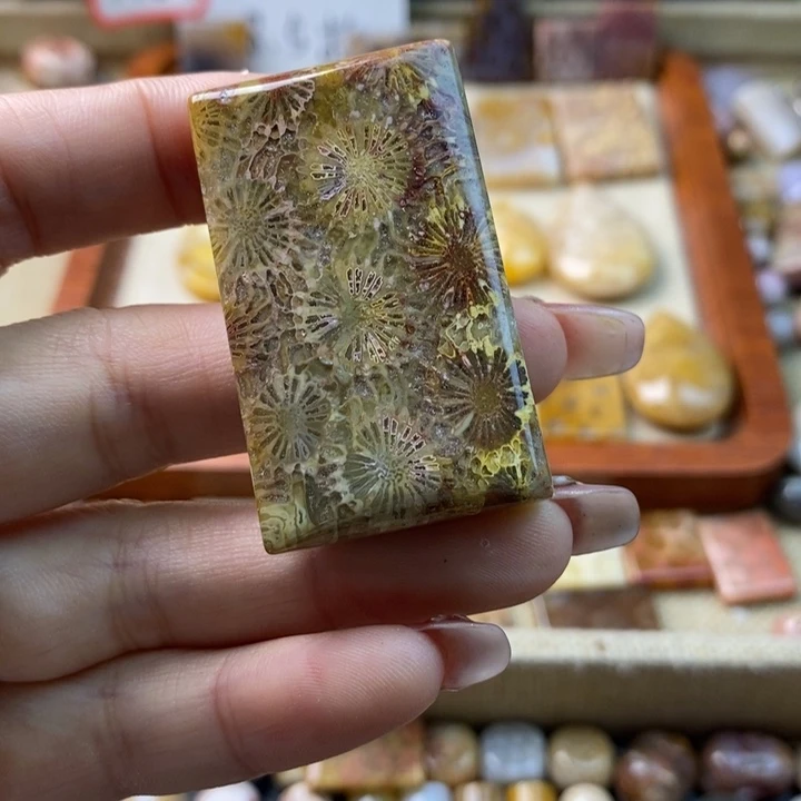颈饰合金石英岩玉