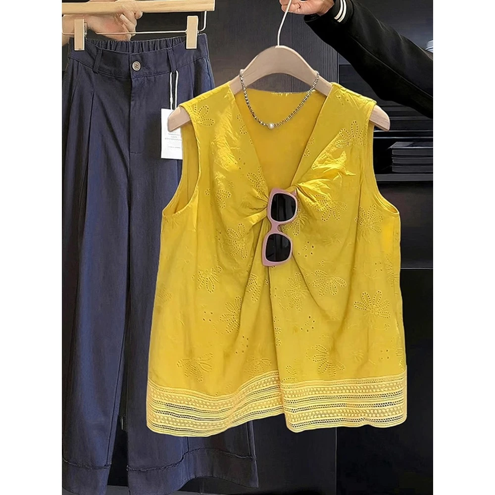 眼前一亮！!重工缕空刺绣V领扭结背心衬衫女夏季蕾丝拼接无袖上衣