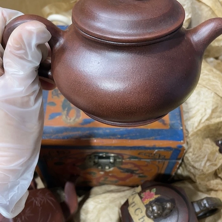 紫砂茶壶，原矿泥料，手工制作的一把紫砂壶。