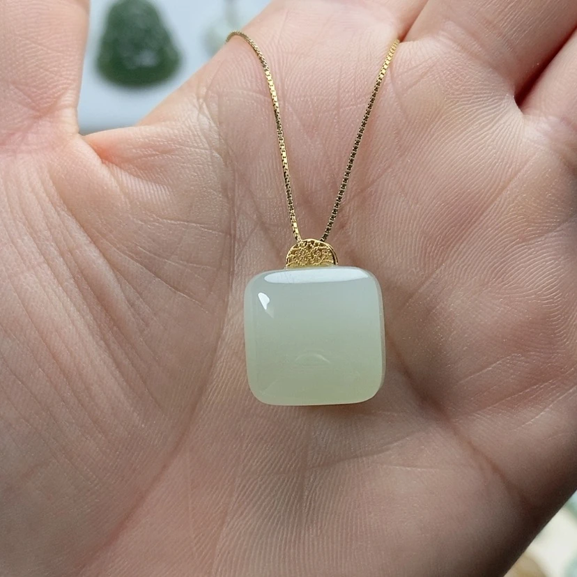 【闪购商品】颈饰18K金镶嵌和田玉