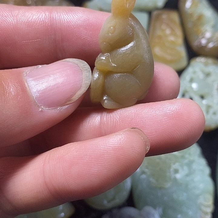 我***谁定制和田玉（子料）定制和田玉小兔子