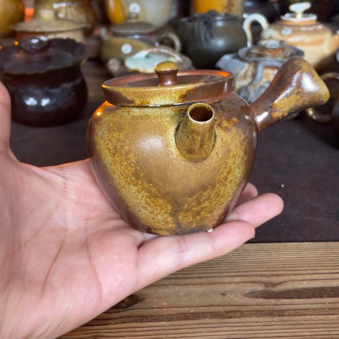 侧把。 陶泥。  茶壶柴烧