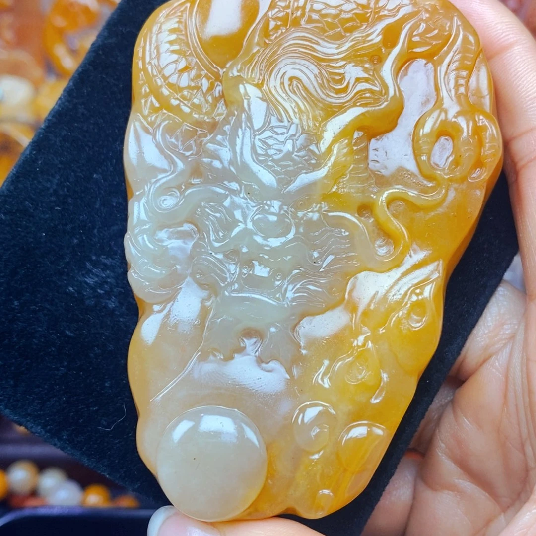 未镶嵌石英质玉（黄龙玉）颈饰