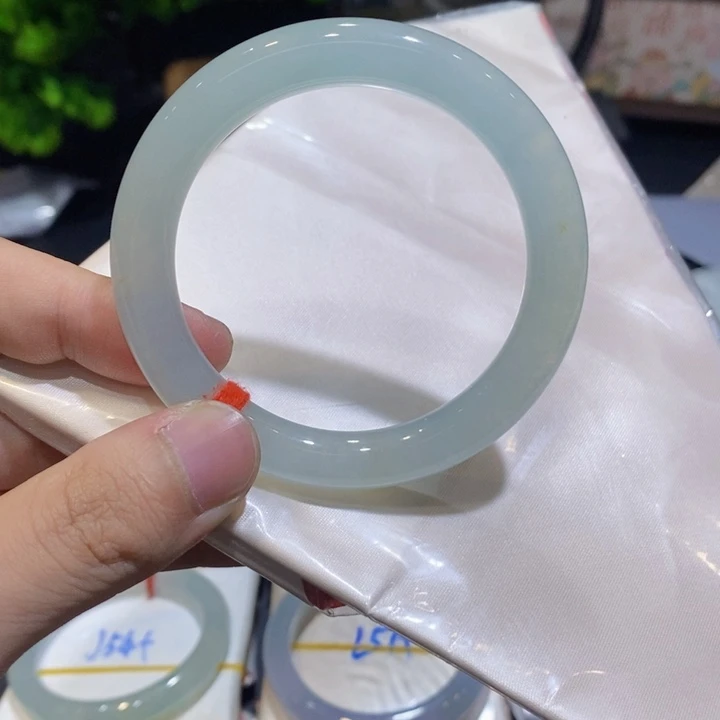 翡翠手镯未镶嵌翡翠手镯