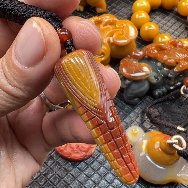 石英质玉（黄龙玉）颈饰未镶嵌