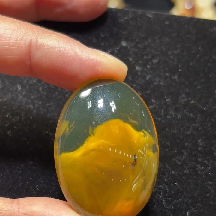 琥珀未镶嵌手链精品：金底蛋黄10.9克