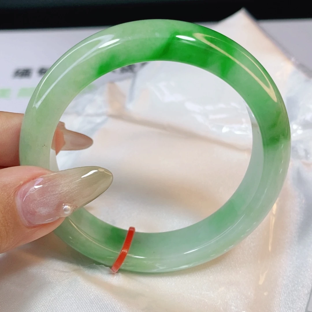 翡翠手镯未镶嵌54圈