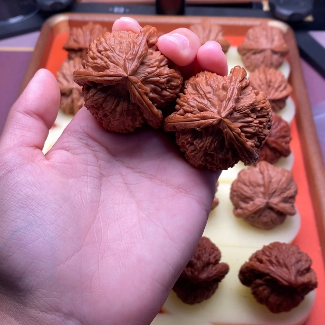 吊坠桃核白狮子正奔